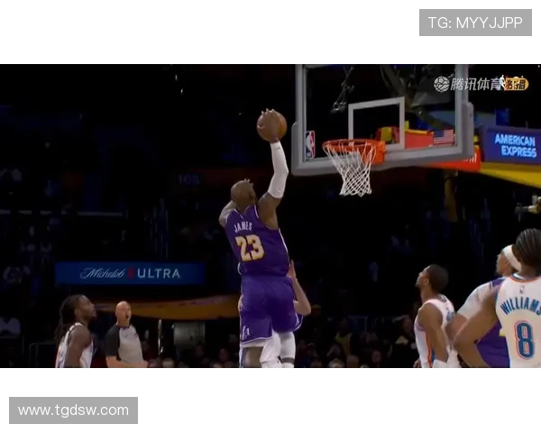 [NBA]勇士传球失误 詹姆斯反击一条龙上篮得手.